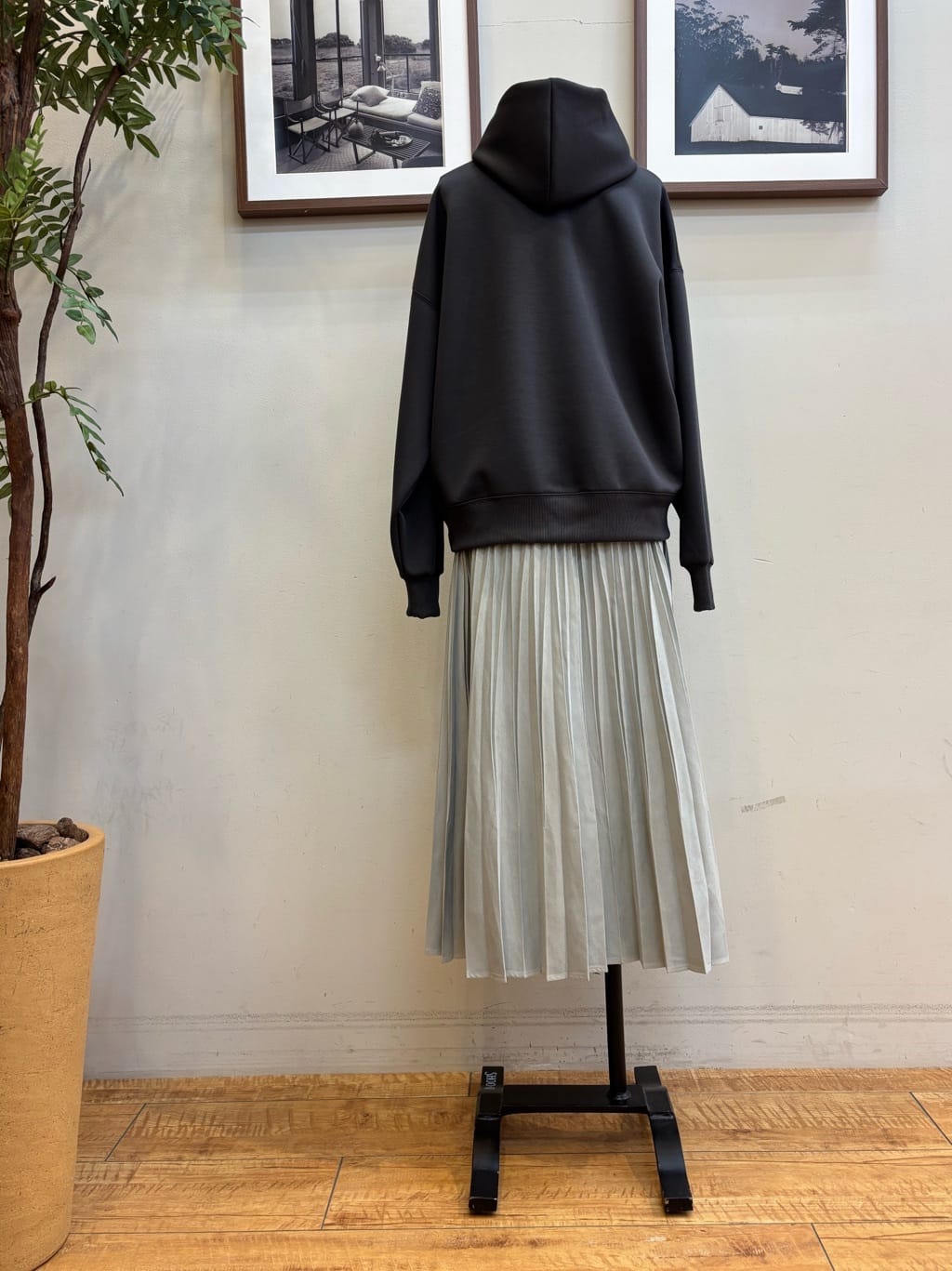 maiさんの「SHOO･LA･RUE｜【セットアップ可/S-LL/なめらかタッチ】選べる3柄 ロゴ入りプルパーカ」を使ったコーディネート