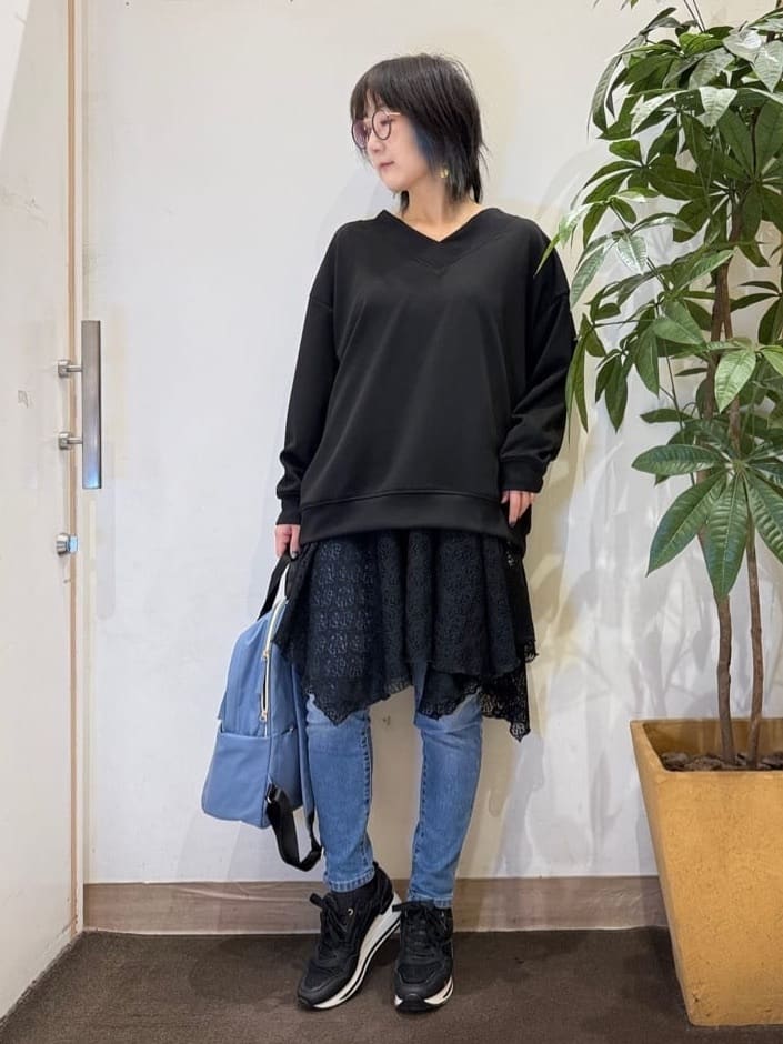 misakiさんの「SHOO･LA･RUE｜【洗濯機可】インせずすっきり見え　優しい雰囲気のVネックトップス」を使ったコーディネート