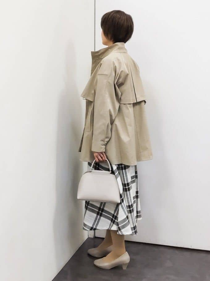 やまちゃんさんの「grove｜【撥水／シルエット2WAY】羽織るだけでサマになる、スタンドネックテントラインコート」を使ったコーディネート