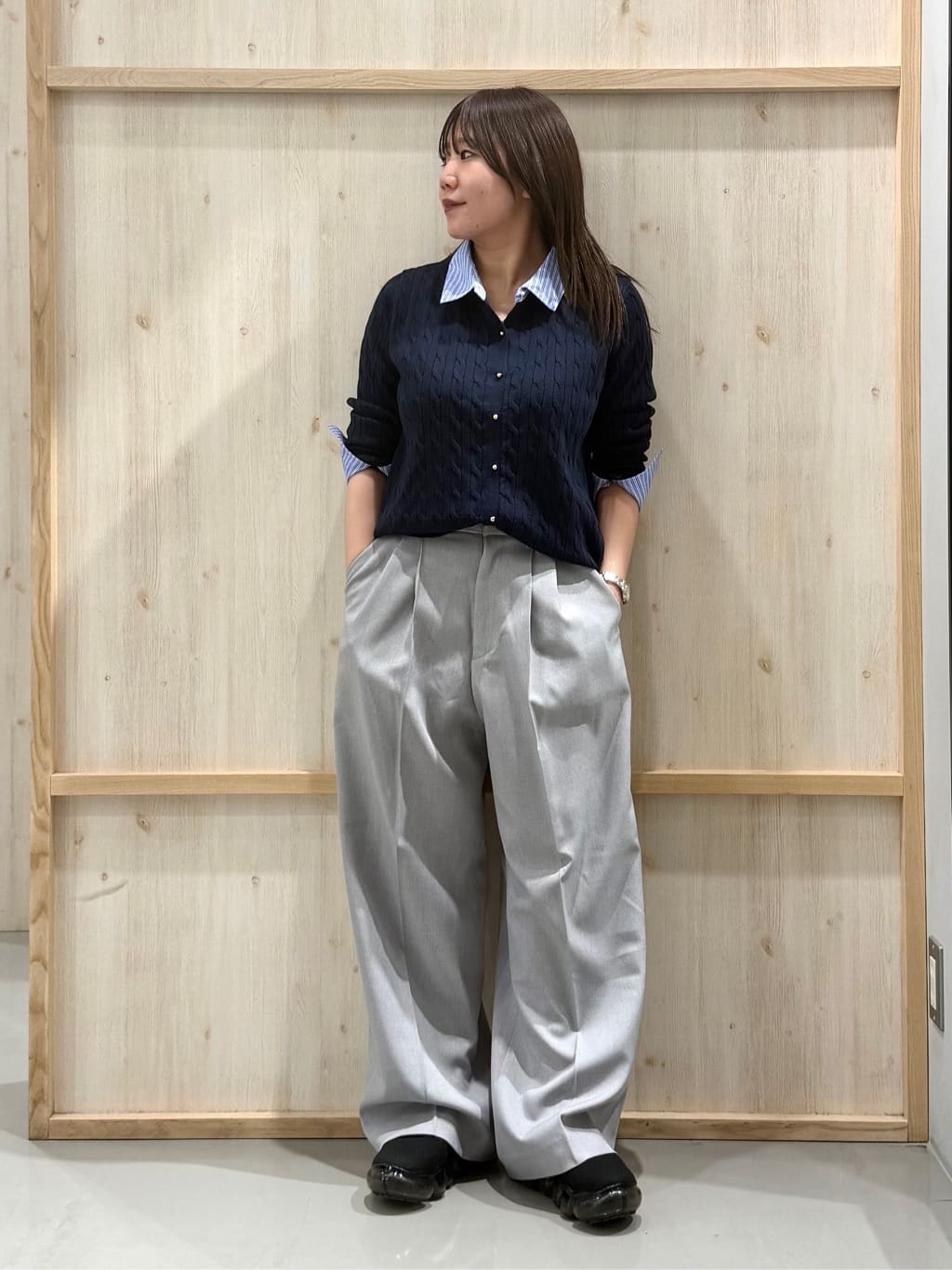 nanaさんの「THE SHOP TK｜【1枚でスタイル決まる】シャツレイヤード風 襟付ケーブルニット」を使ったコーディネート
