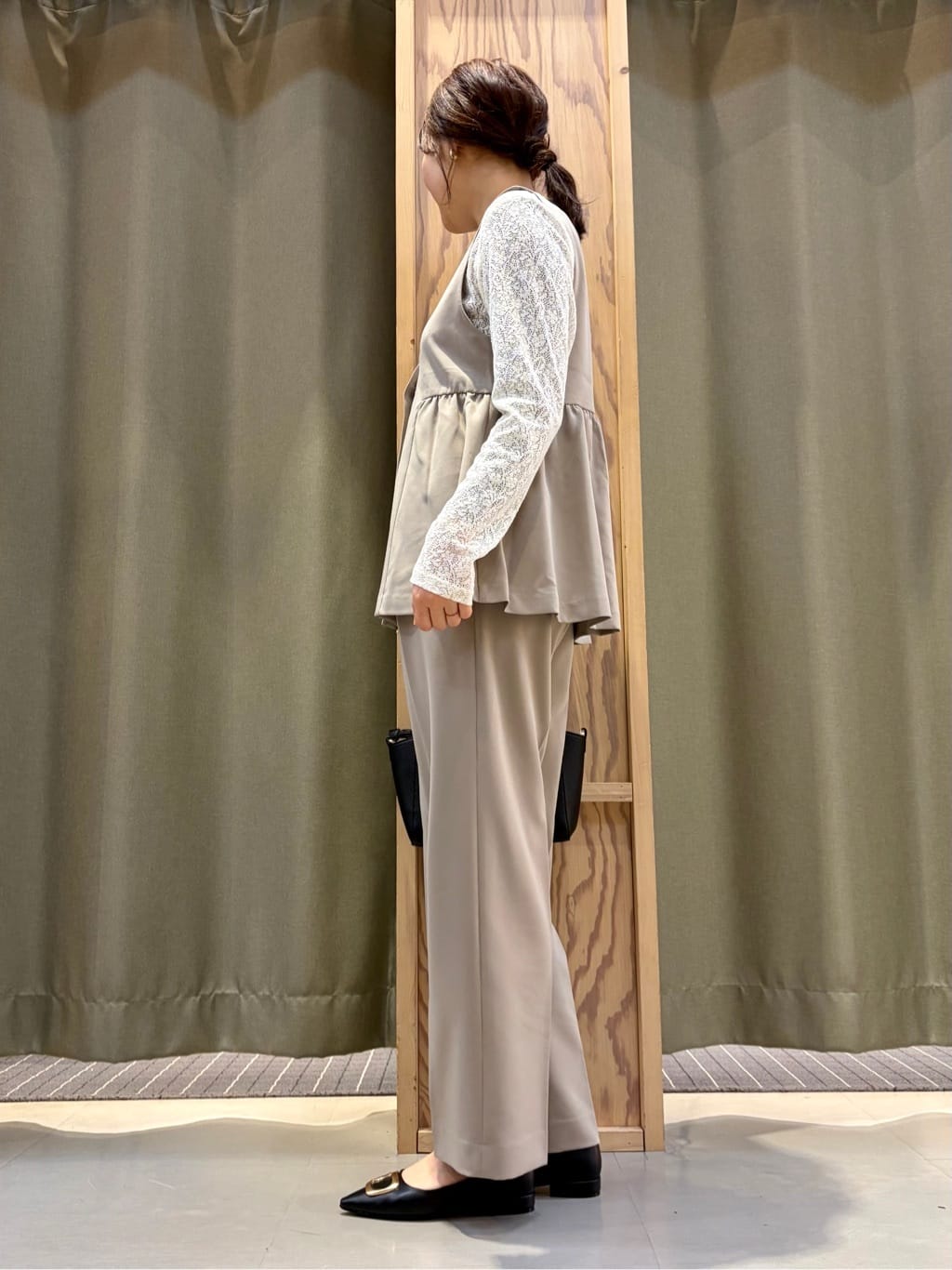 ころさんの「THE SHOP TK｜【通勤・きちんと見えに】ダブルクロス ペプラムジレ/セットアップ可」を使ったコーディネート