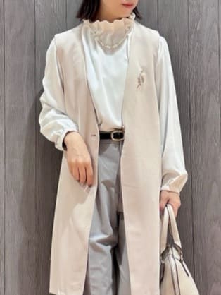 meiさんの「SHOO･LA･RUE｜【洗濯機可】上品で華やか スタンドフリルブラウス」を使ったコーディネート