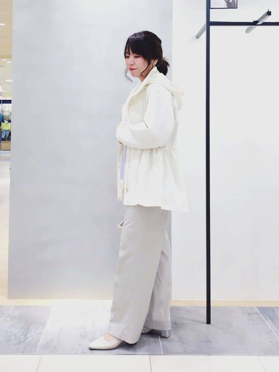 TOMOMIさんの「INDIVI｜【褒められパンツ／洗える／ウエストゴム】ワイドタックパンツ」を使ったコーディネート