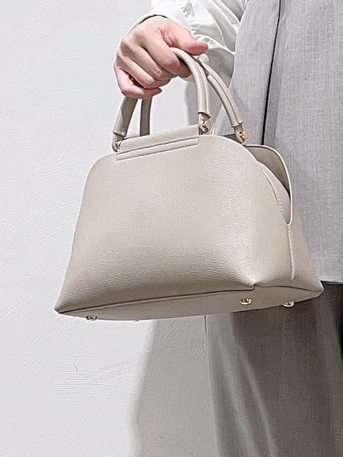 HITOMIさんの「grove｜【マシンウォッシュ/防シワ】袖ドッキングペプラムブラウス【着回しカセット】」を使ったコーディネート