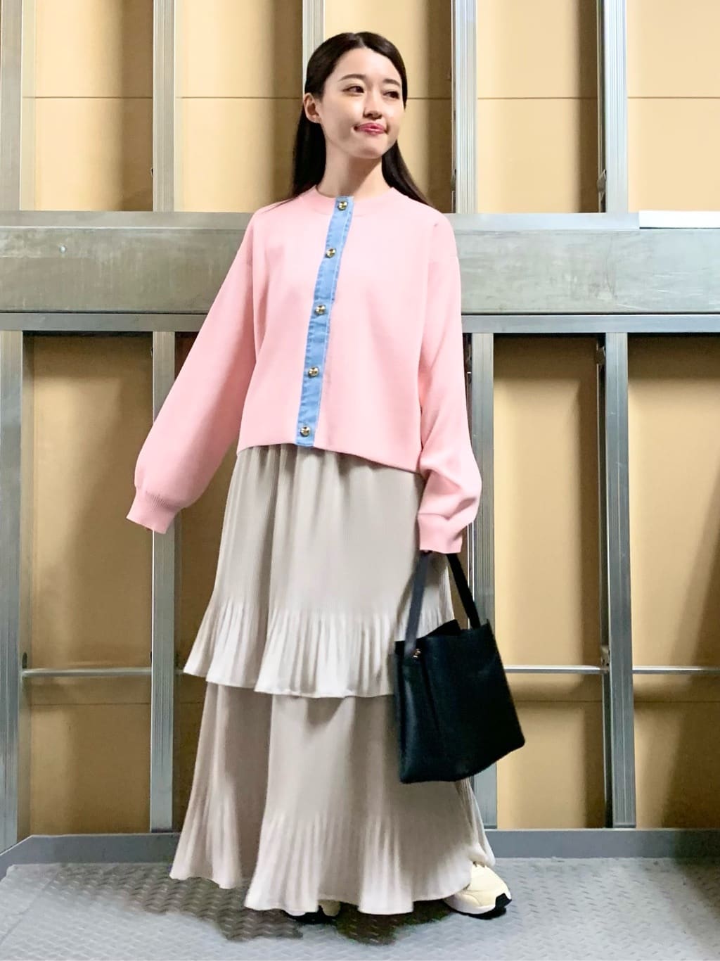 sahoさんの「THE SHOP TK｜【羽織るだけでこなれ感を演出】デニム切替カーディガン」を使ったコーディネート