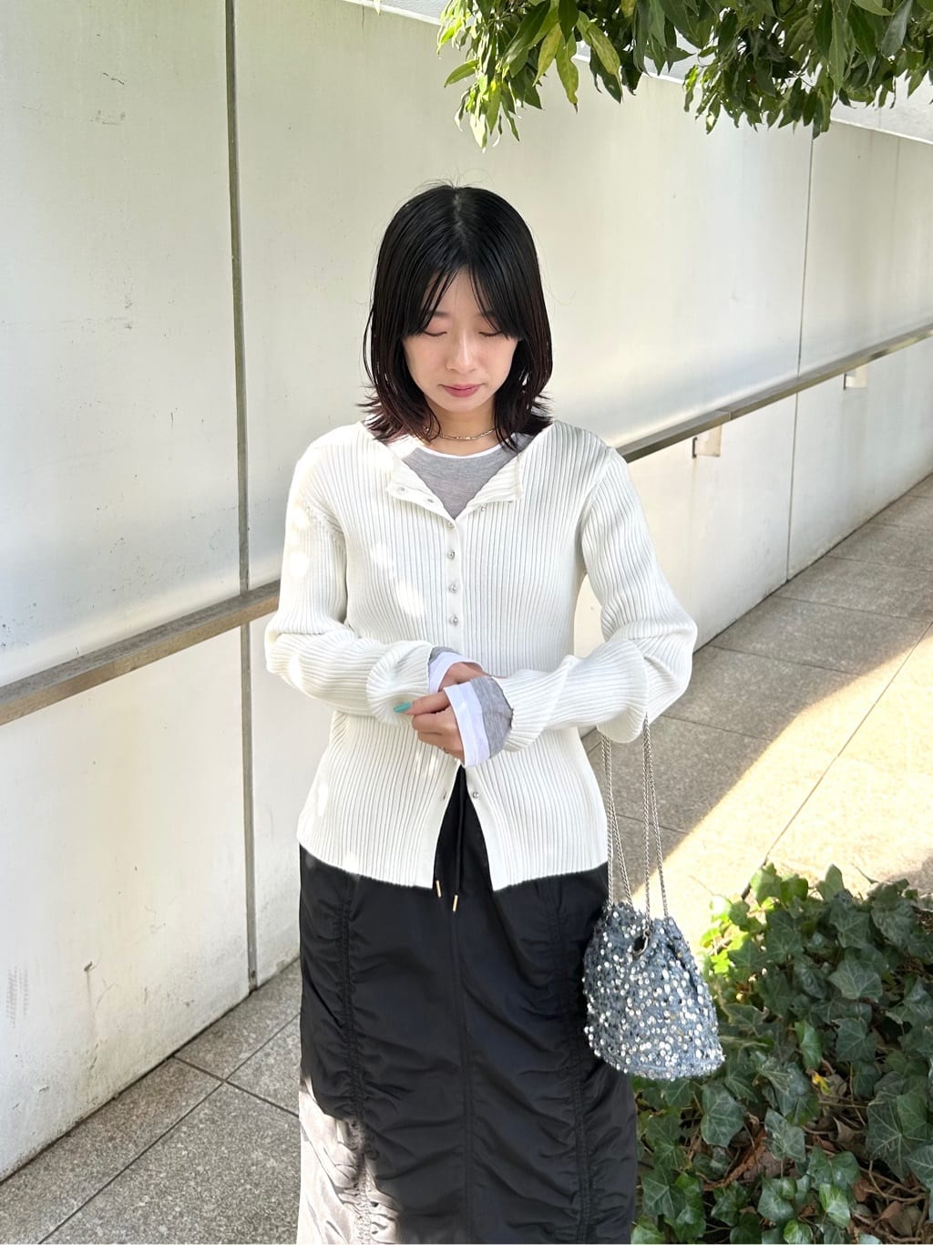 RINAさんの「OPAQUE.CLIP｜シルバー多ボタン ランダムリブニットカーディガン【洗濯機OK】」を使ったコーディネート