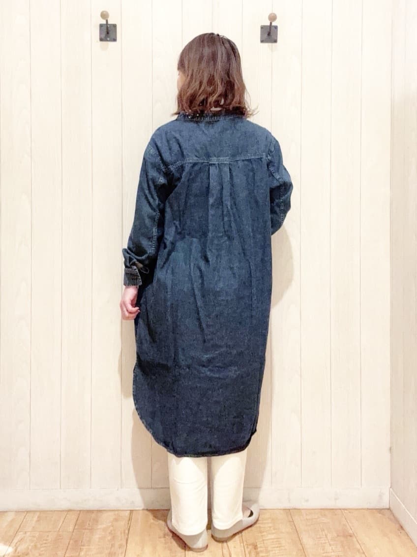 あいこさんの「SHOO･LA･RUE｜【ライトオンスデニム/S-LL/体型カバー】首元すっきり ワンピにもなるロングデニムシャツ」を使ったコーディネート