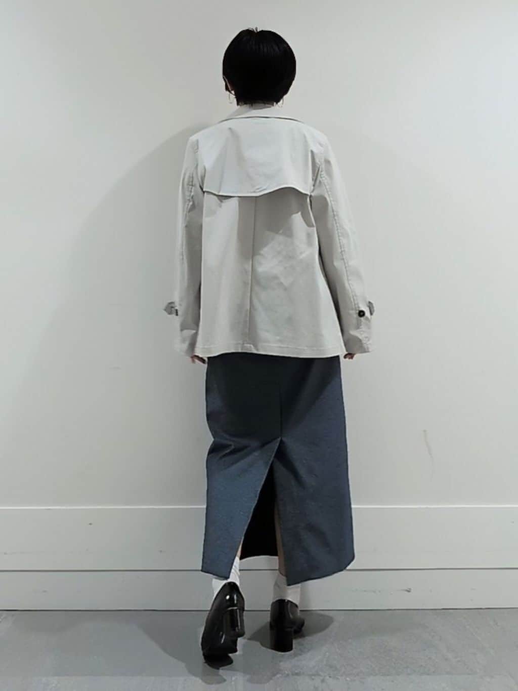 ミズタさんの「UNTITLED｜【定番人気/はっ水/洗える】タスランショートトレンチコート」を使ったコーディネート