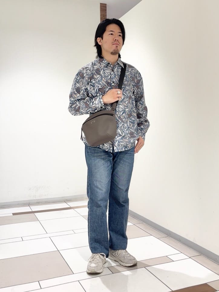 及川さんの「TAKEO KIKUCHI｜カカオ柄プリントシャツ」を使ったコーディネート