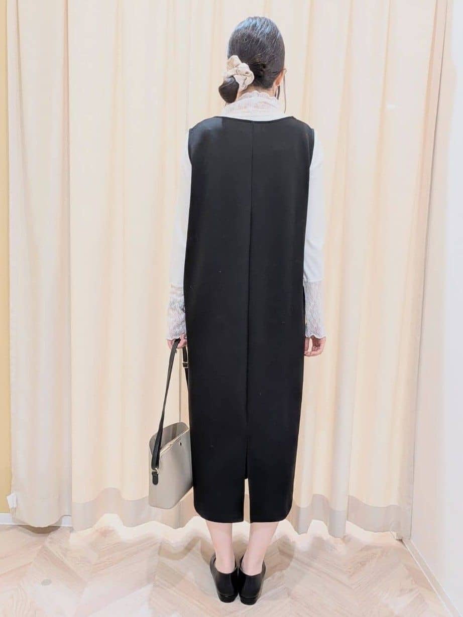hinaさんの「SHOO･LA･RUE｜コンパクトながらしっかり入る 一枚革風 3層ショルダーバッグ」を使ったコーディネート