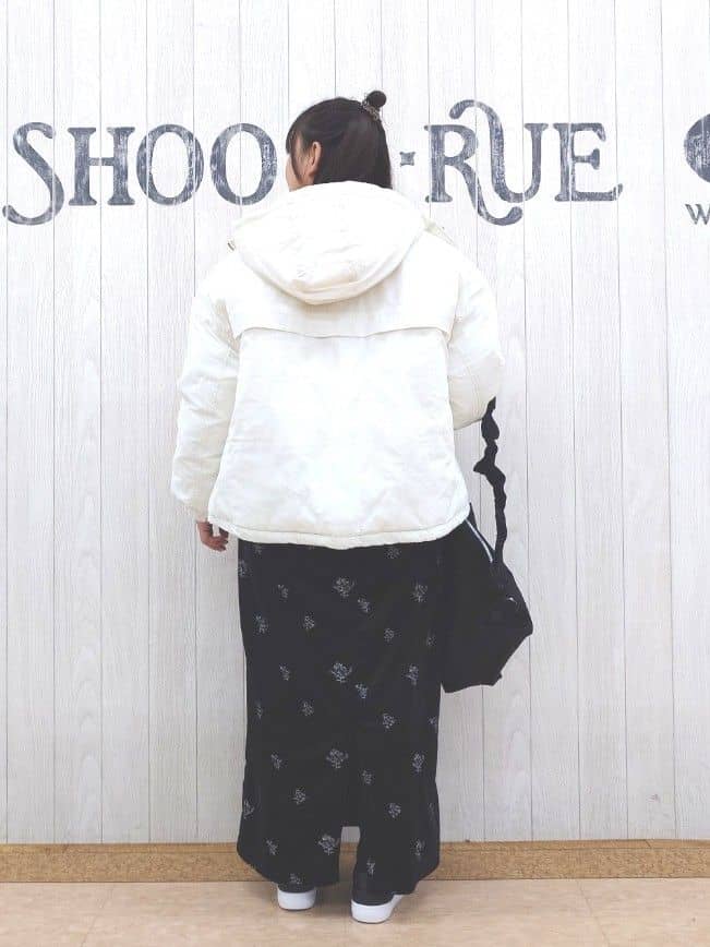 とろろさんの「SHOO･LA･RUE｜【撥水/あったか】たっぷり着られる 中綿モンスターショートコート」を使ったコーディネート
