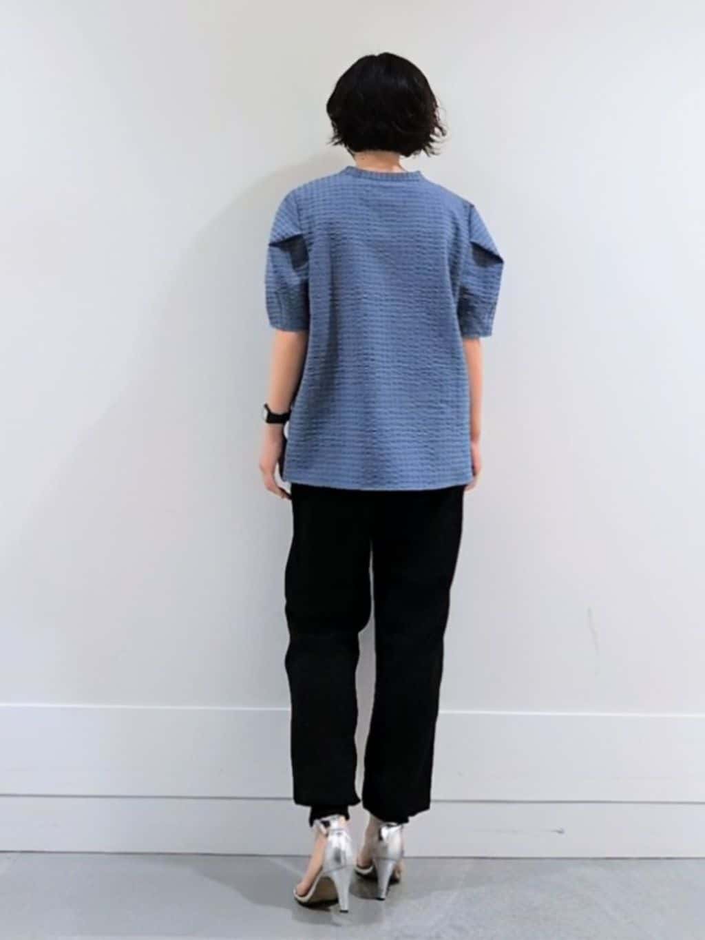 ミズタさんの「UNTITLED｜【吸水速乾/ストレッチ/Vネック】フォルムスリーブ ブラウス」を使ったコーディネート