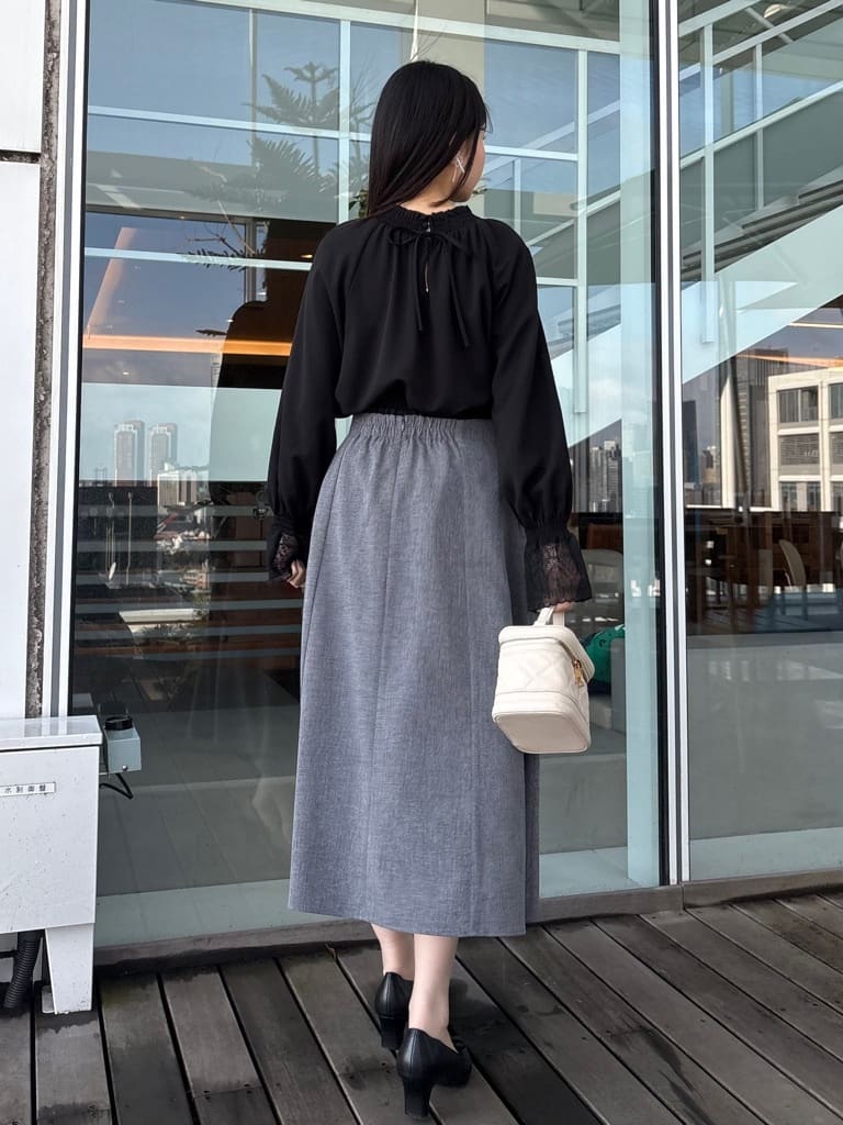 AOIさんの「Couture brooch｜【通勤・着映え】レースカフス ピコシャーリング バックリボンブラウス」を使ったコーディネート