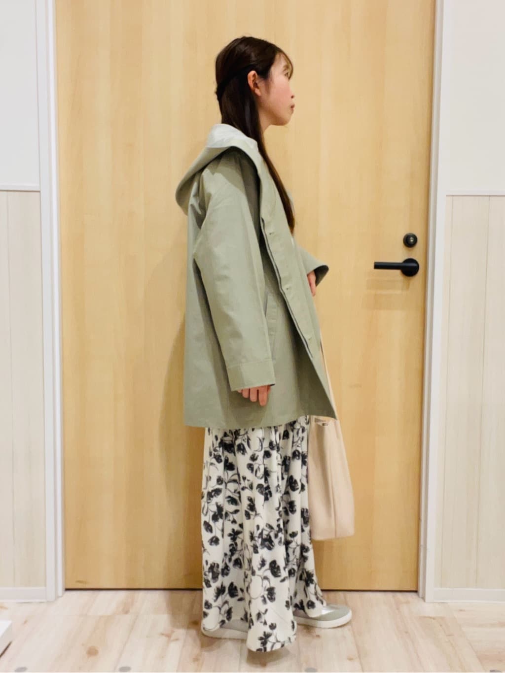 minamiさんの「SHOO･LA･RUE｜【防花粉/洗濯機可/S-LL】ゆったり着られる 大人のテントフーディージャケット」を使ったコーディネート