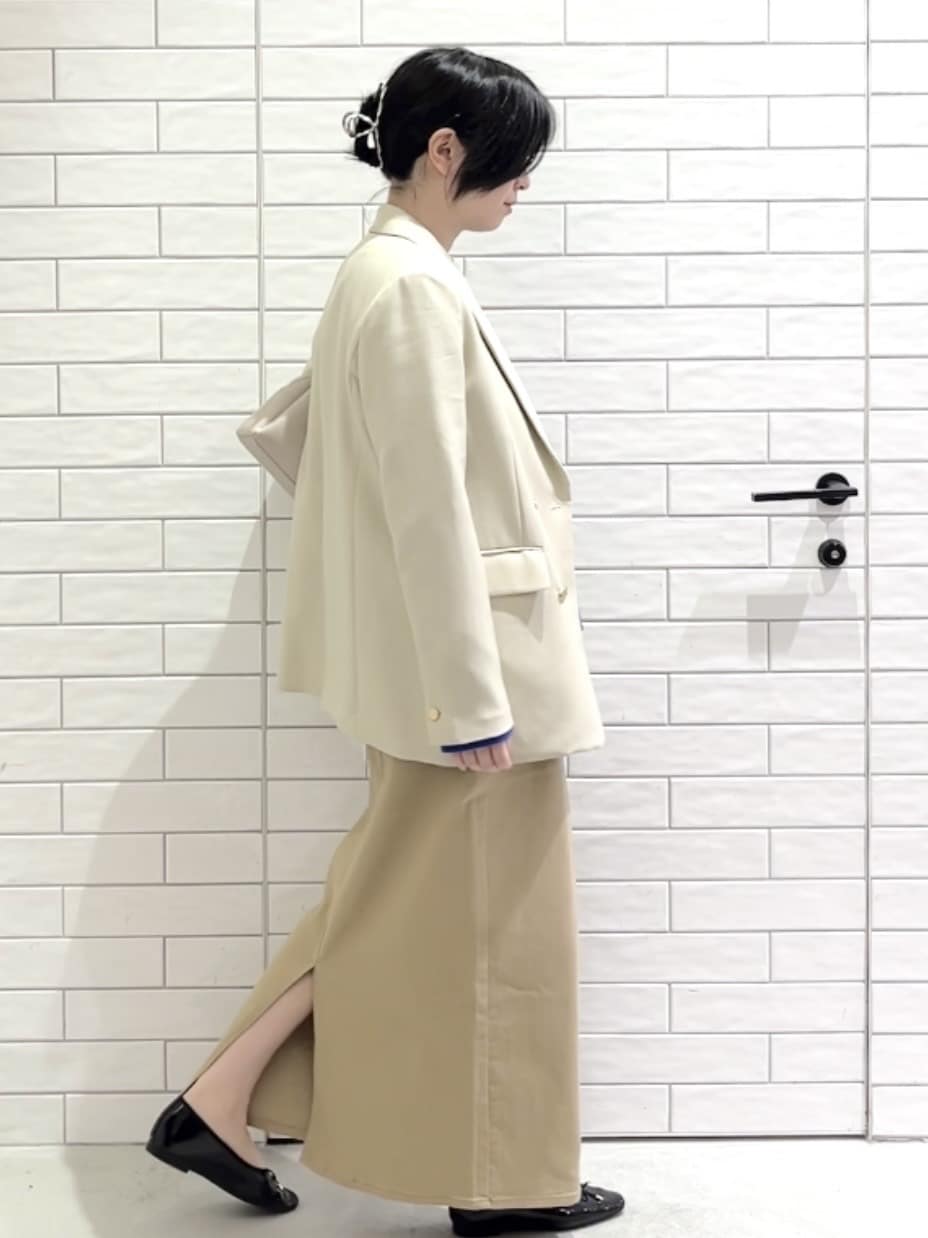 しおりさんの「OPAQUE.CLIP｜金ボタンダブルブレストテーラードジャケット／セットアップ対応【洗える】」を使ったコーディネート