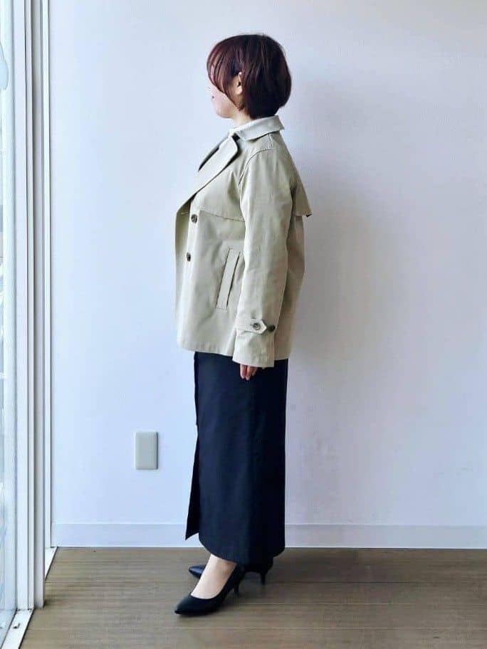 やじまさんの「UNTITLED｜【定番人気/はっ水/洗える】タスランショートトレンチコート」を使ったコーディネート