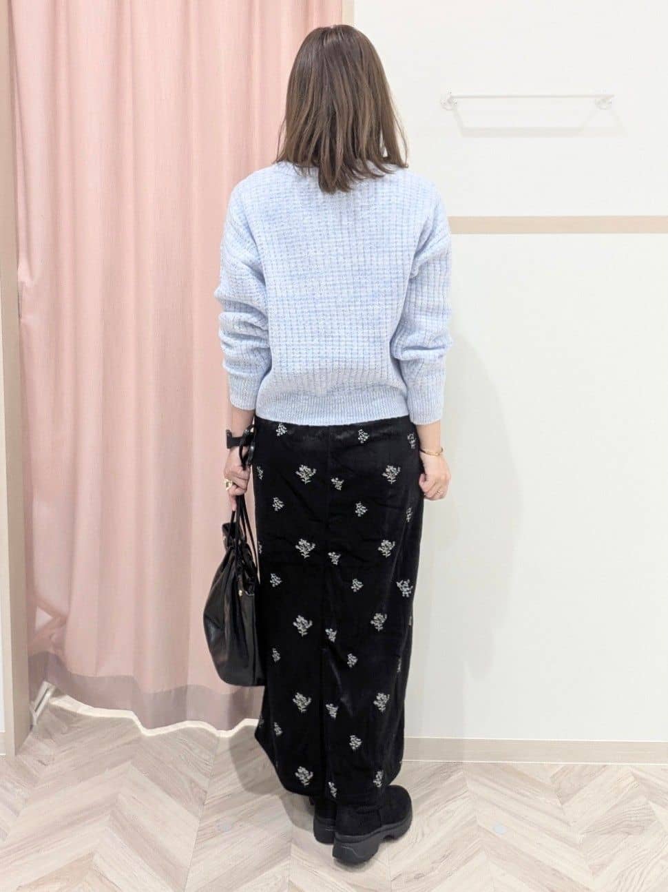 miyuさんの「SHOO･LA･RUE｜大人な小花柄が魅力の 刺繍ベロア調ナロースカート」を使ったコーディネート