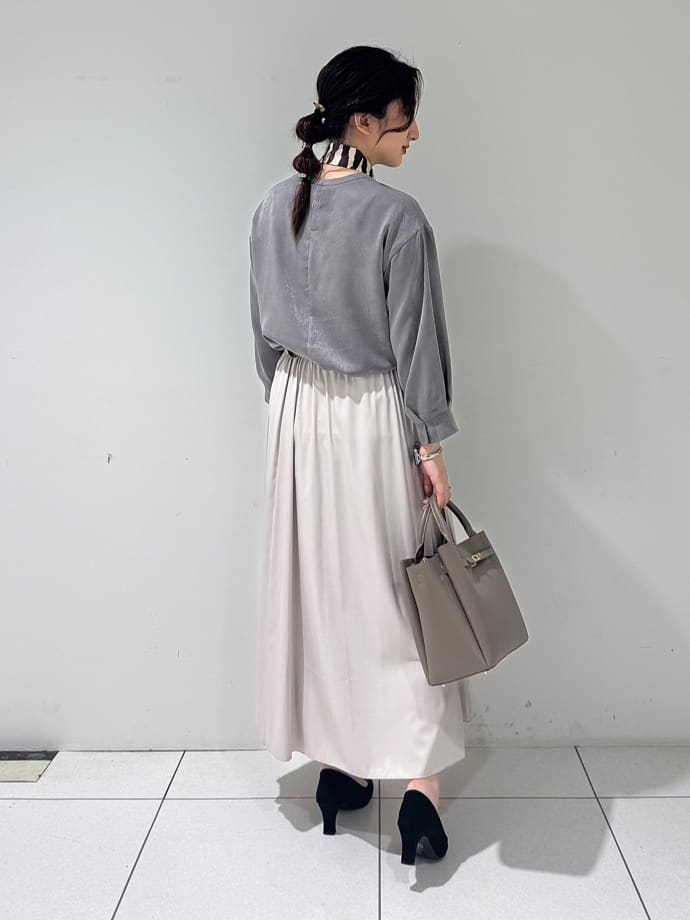 そんさんの「INDIVI｜【セットアップ可能】スエード調サテンブラウス」を使ったコーディネート