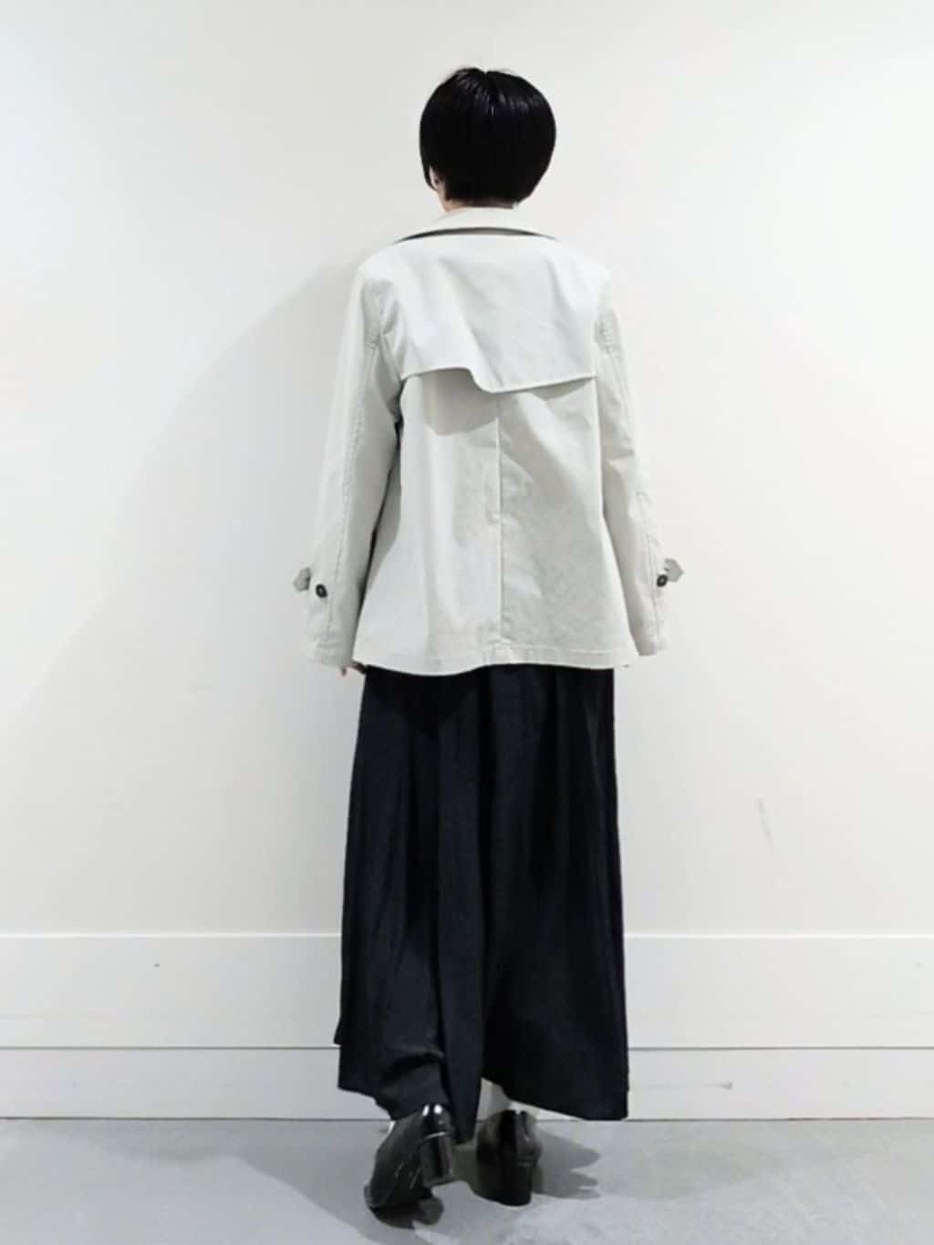 ミズタさんの「UNTITLED｜【定番人気/はっ水/洗える】タスランショートトレンチコート」を使ったコーディネート