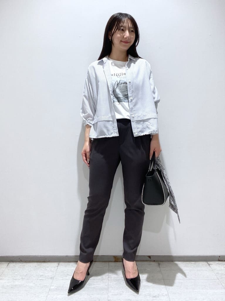 meiさんの「INDIVI｜【接触冷感／洗える／2WAY】ドロスト付 シアーシャンブレーシャツ」を使ったコーディネート