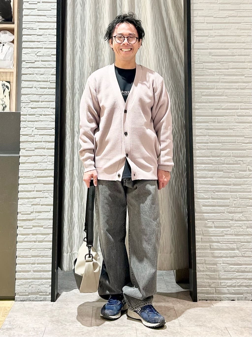 KENJI Iさんの「THE SHOP TK｜【季節の変わり目に最適】ニットカーディガン ドライタッチ／軽量」を使ったコーディネート