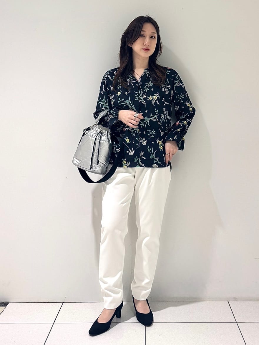 そんさんの「INDIVI｜【SETUP可能】モダンフラワー柄キャンディスリーブブラウス」を使ったコーディネート