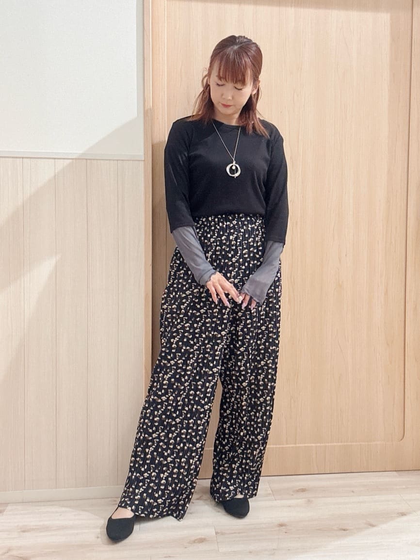モカさんの「SHOO･LA･RUE｜【S-LL/柄が選べる】ウエストゴムでらくちん 大人プリーツイージーパンツ」を使ったコーディネート