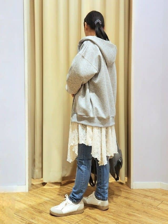 くまさんの「SHOO･LA･RUE｜【前後2WAYネック】レイヤードスタイルにおすすめ レースキャミチュニック」を使ったコーディネート