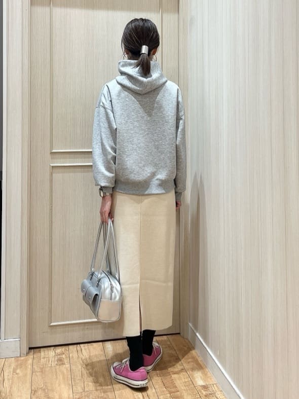 kuraさんの「SHOO･LA･RUE｜【セットアップ可/S-LL/なめらかタッチ】選べる3柄 ロゴ入りプルパーカ」を使ったコーディネート