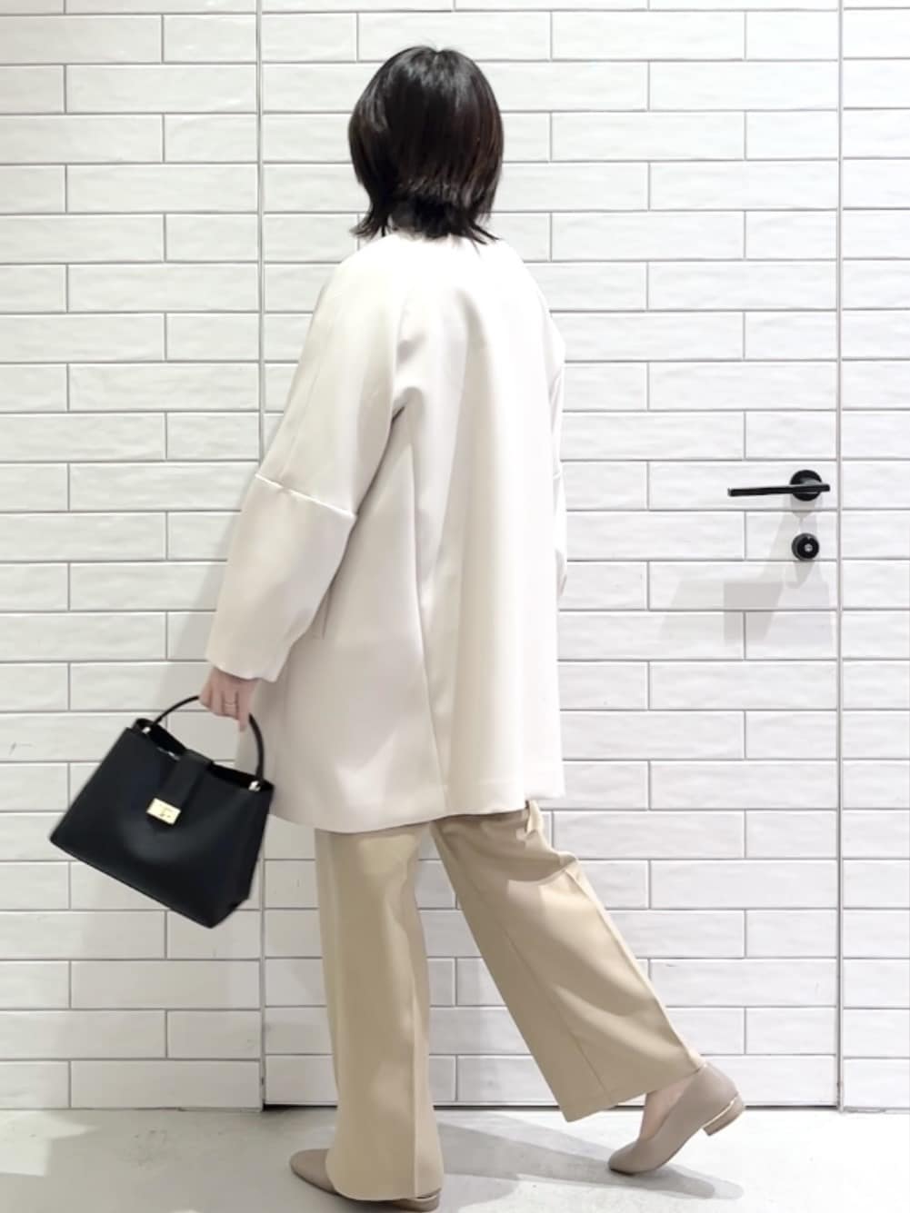 しおりさんの「OPAQUE.CLIP｜フォルムスリーブミドルコート【洗濯機OK】」を使ったコーディネート
