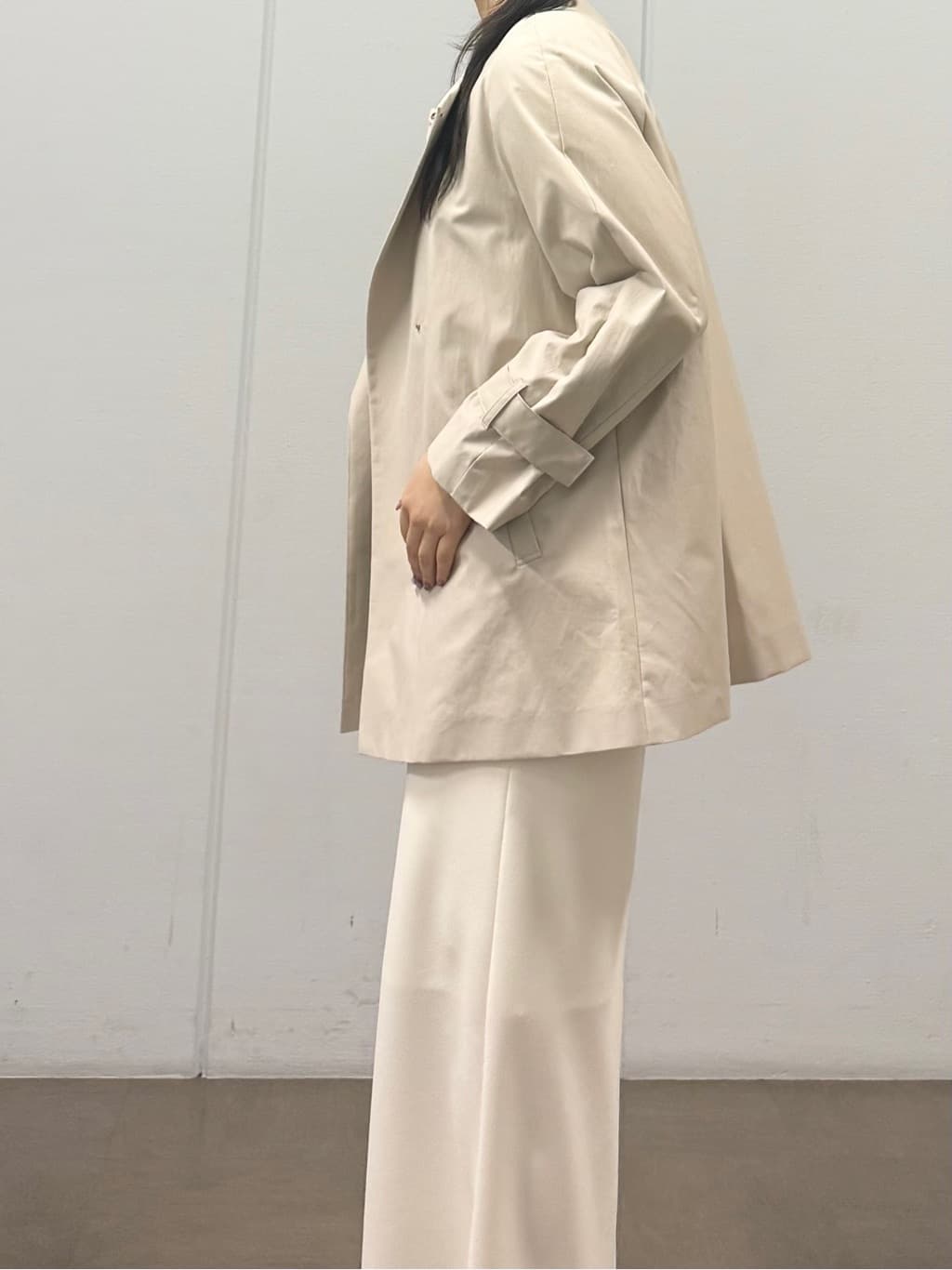 mizukiさんの「INDIVI｜【撥水/軽量】ミドル丈 ミニマルトレンチコート」を使ったコーディネート