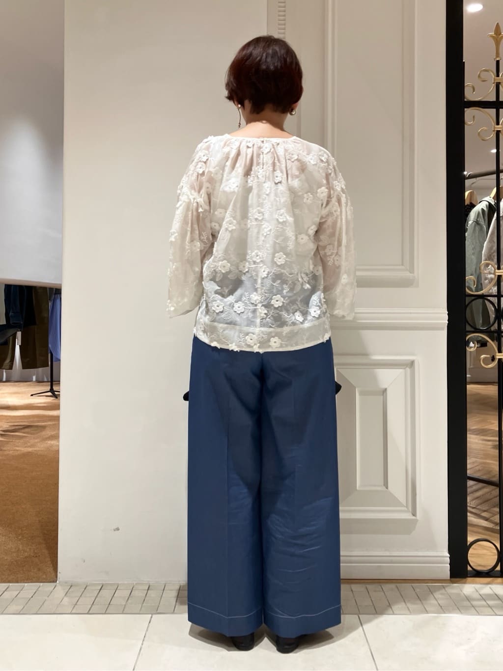 TAJIさんの「DRESSTERIOR｜【着映え/ウォッシャブル】フラワーエンブロイダリーボリュームブラウス」を使ったコーディネート