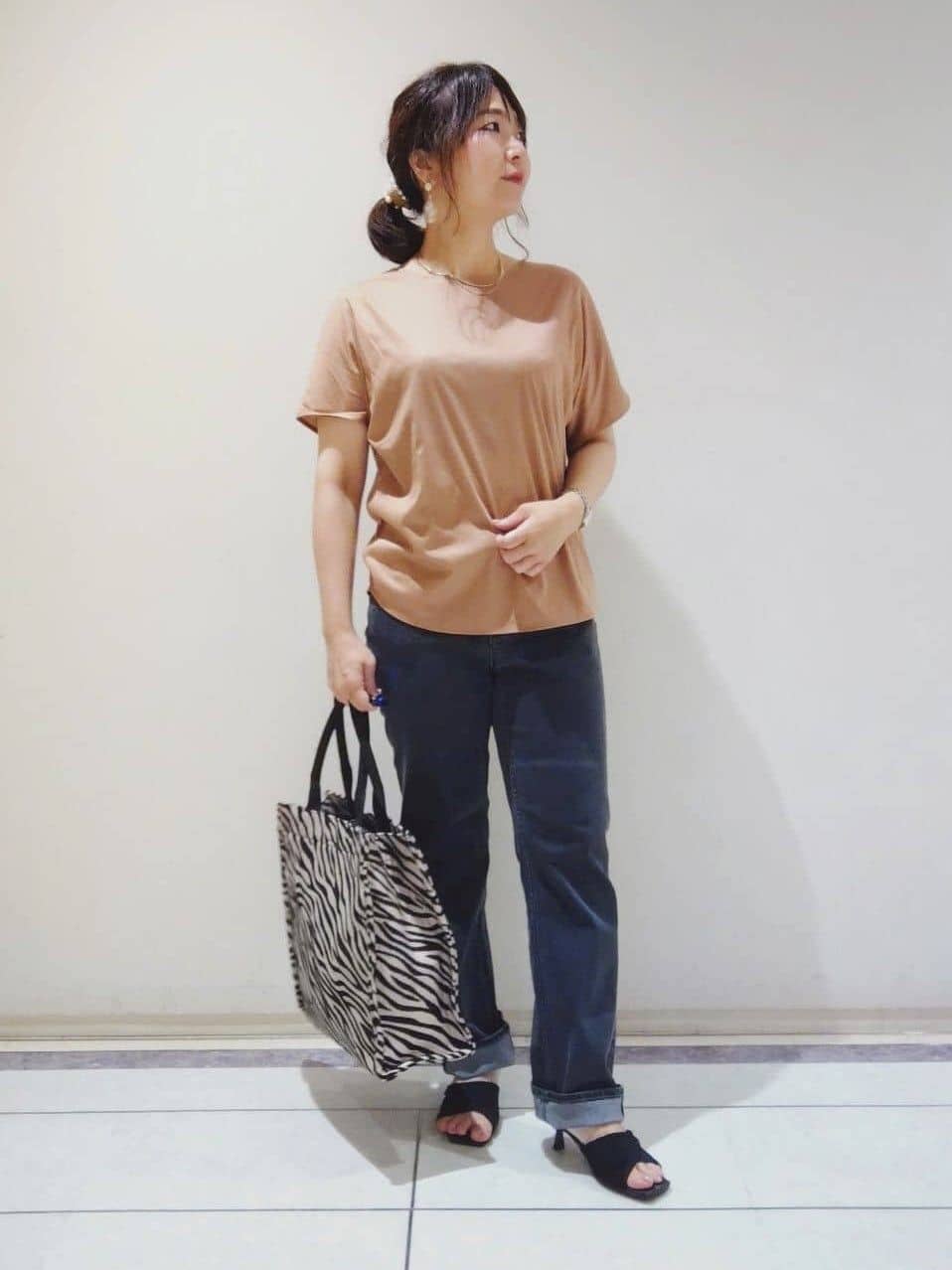 TOMOMIさんの「INDIVI｜【インナーとしても活躍！】シンプルTシャツ」を使ったコーディネート