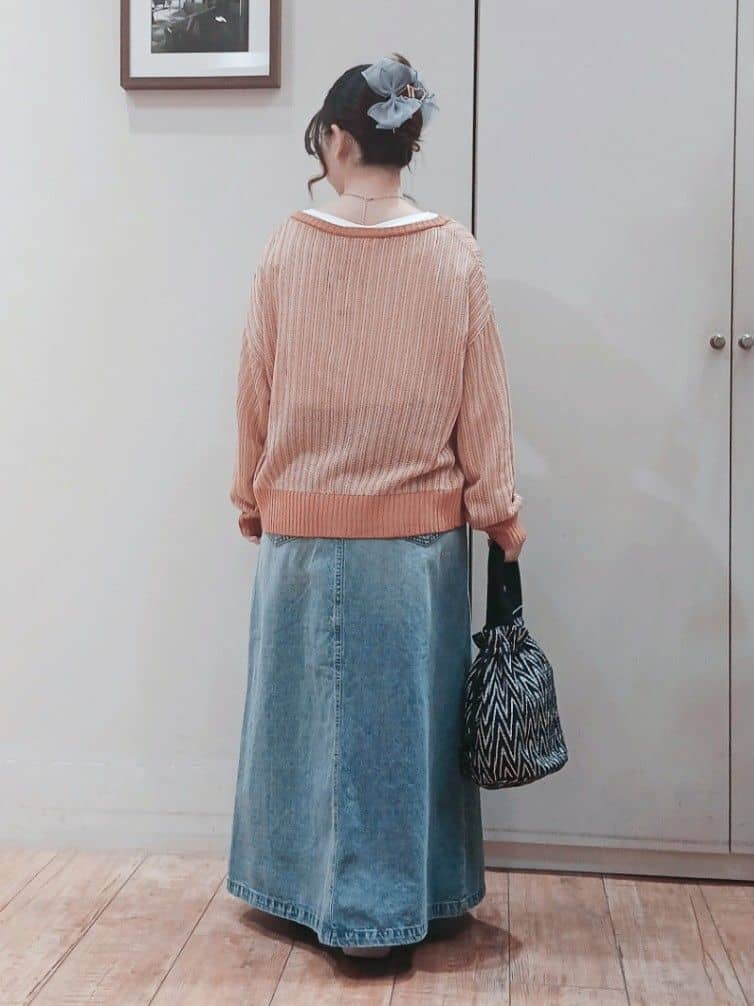 Riranさんの「SHOO･LA･RUE｜【UV/抗菌防臭/洗濯機可】小さめロゴの大人スムースロンT」を使ったコーディネート