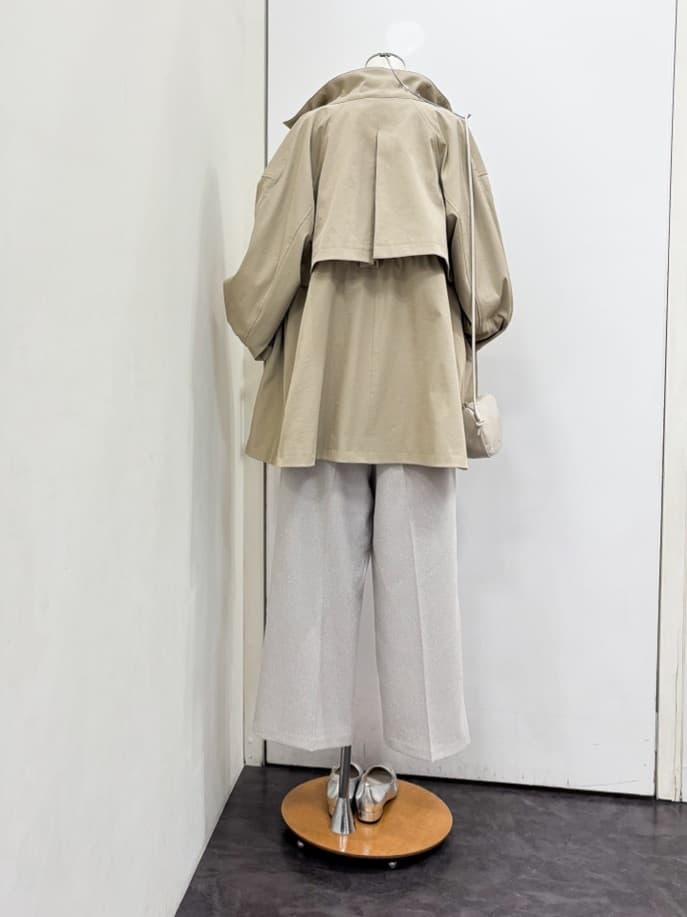 yukariさんの「grove｜【撥水／シルエット2WAY】羽織るだけでサマになる、スタンドネックテントラインコート」を使ったコーディネート