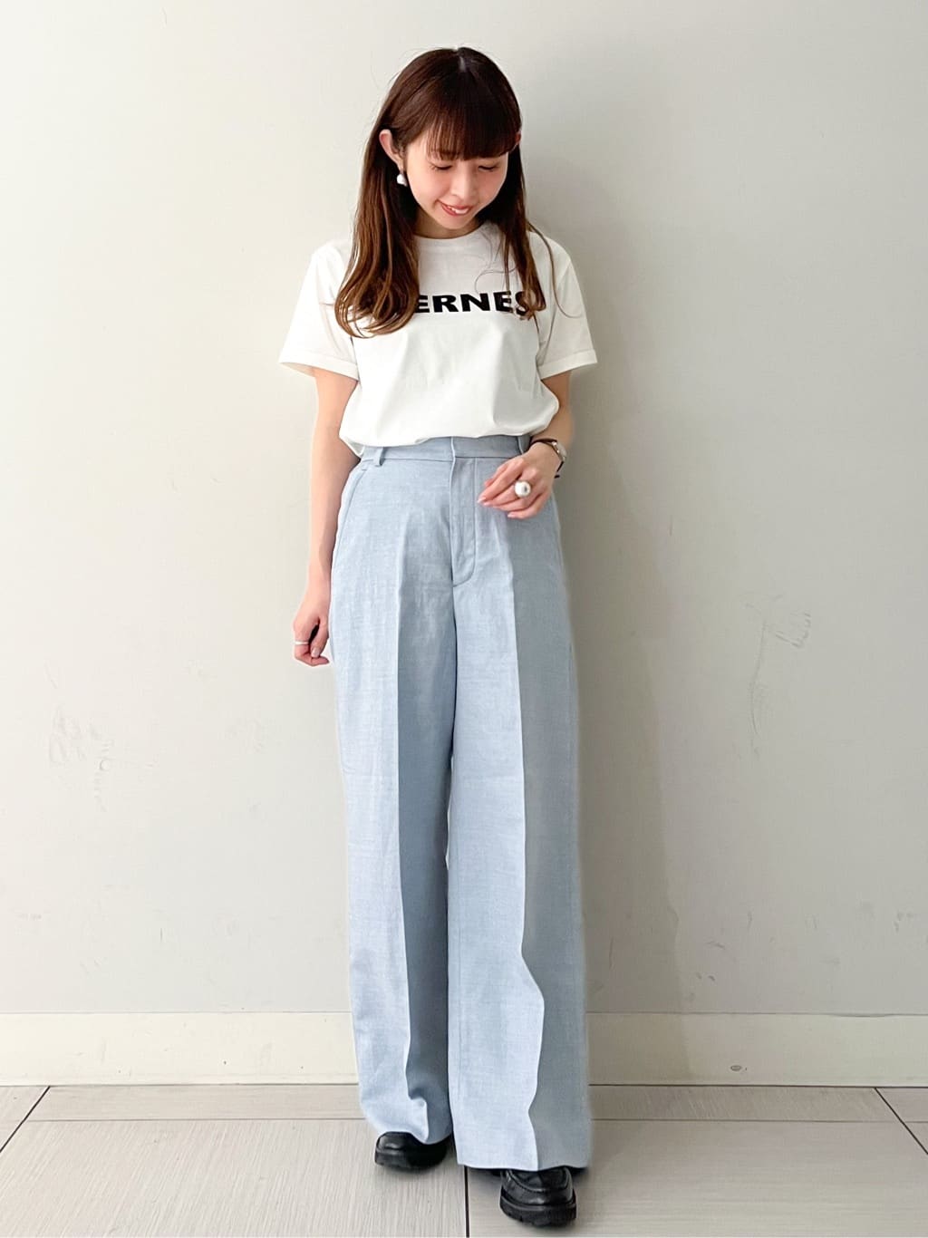 じゅんさんの「DRESSTERIOR｜◆【セットアップ可/ウォッシャブル】リネンブレンドワイドパンツ」を使ったコーディネート