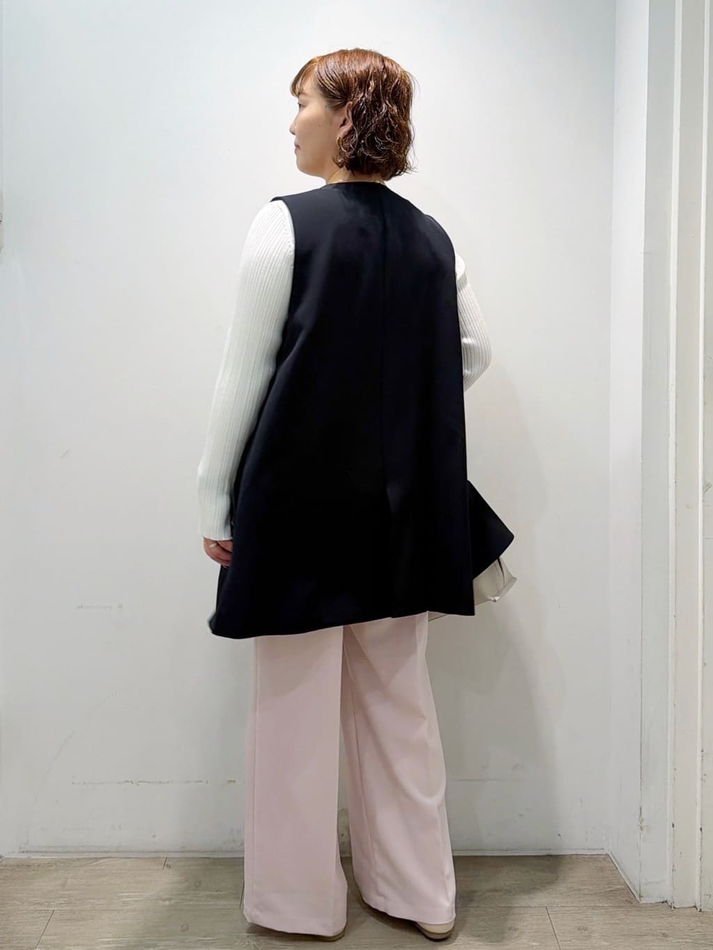 sumicaさんの「OPAQUE.CLIP｜《通勤対応》Vネックミドルジレ【洗濯機OK】」を使ったコーディネート