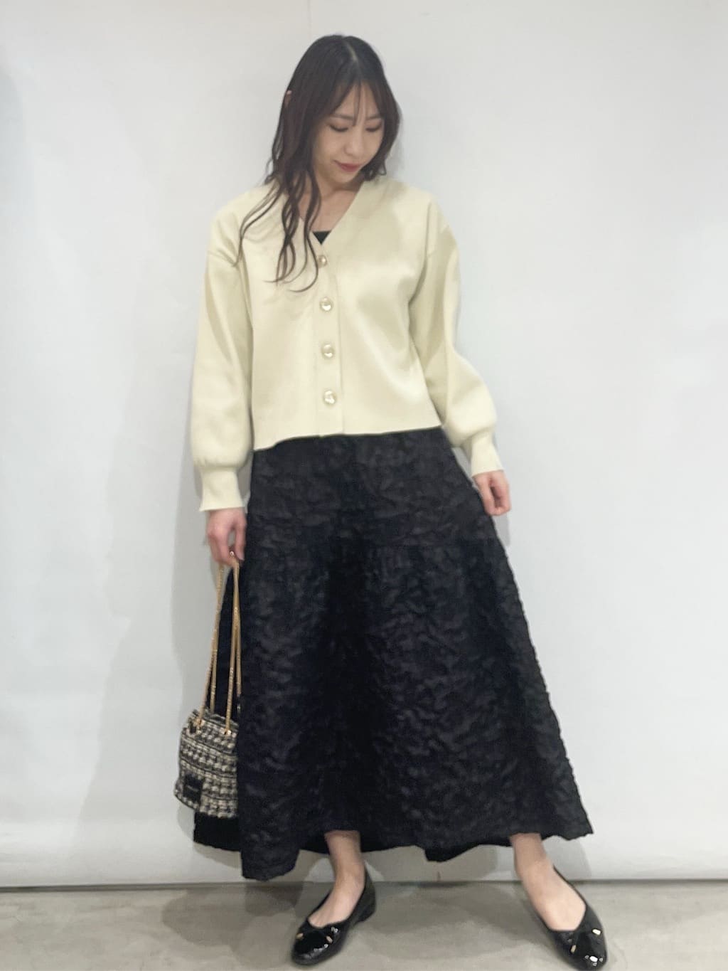 sayaさんの「OPAQUE.CLIP｜ゴールドビックボタンVネックニットカーディガン【洗濯機OK】」を使ったコーディネート