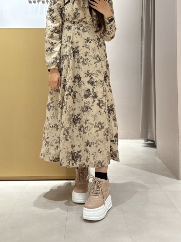 neinaさんの「ESPERANZA｜【EC先行販売】きゅんフィット厚底フラットキルティングスタッズスニーカー」を使ったコーディネート