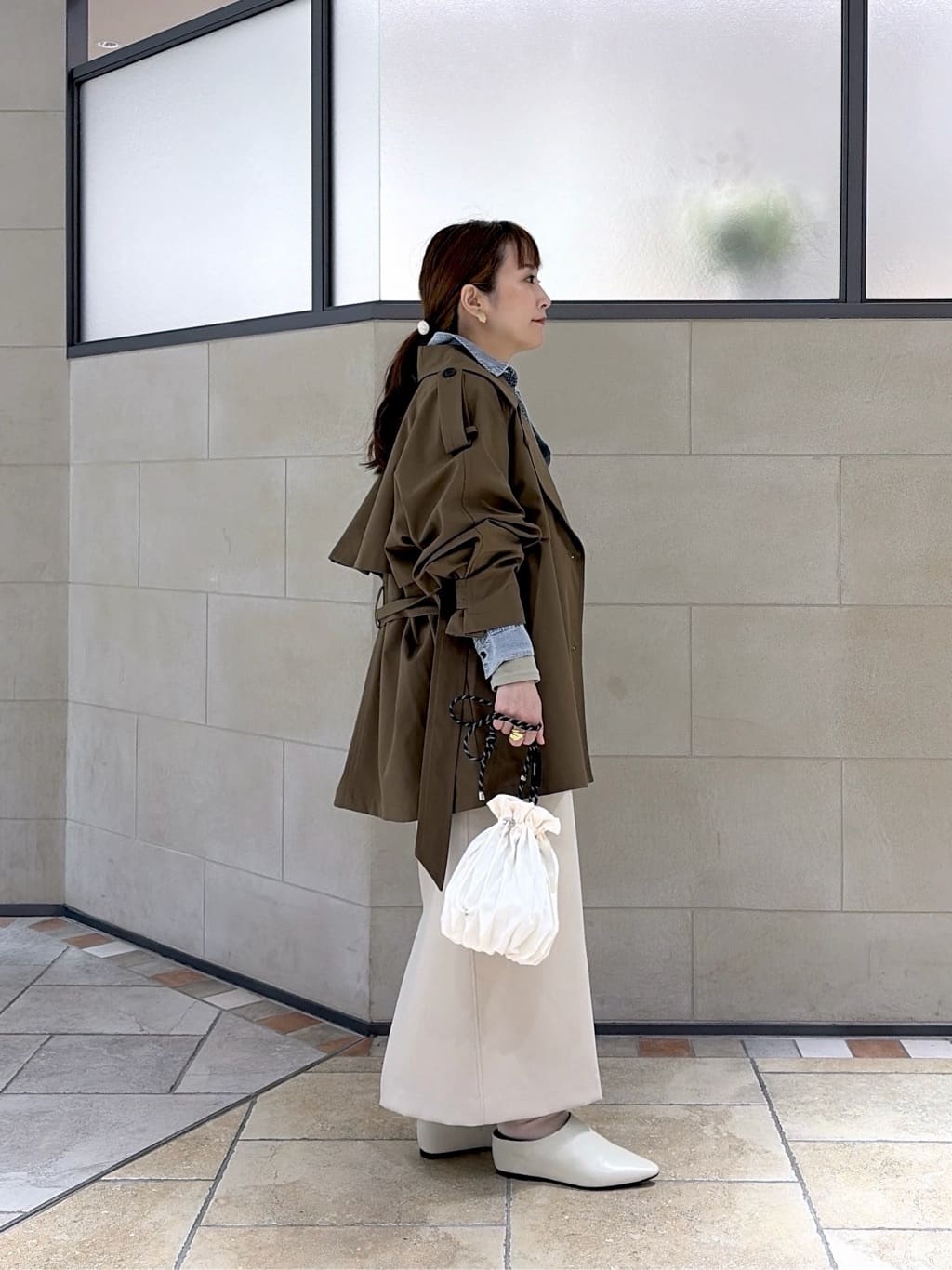 よねさんの「INDIVI｜【撥水】ボンディングショートトレンチ」を使ったコーディネート