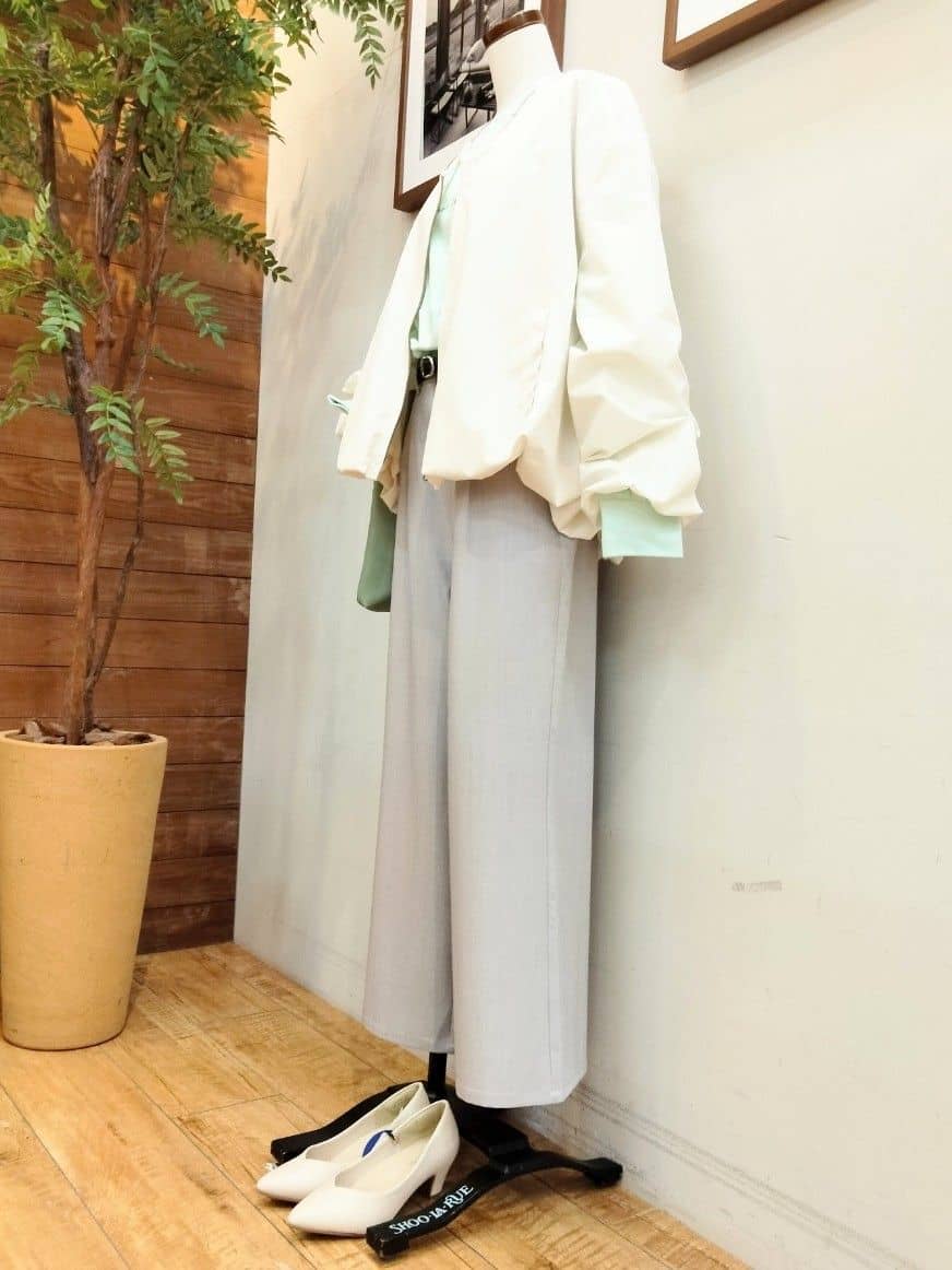 うっちーさんの「SHOO･LA･RUE｜【防風/撥水/S-LL】お顔回りすっきり見え　Vネックバルーンブルゾン」を使ったコーディネート