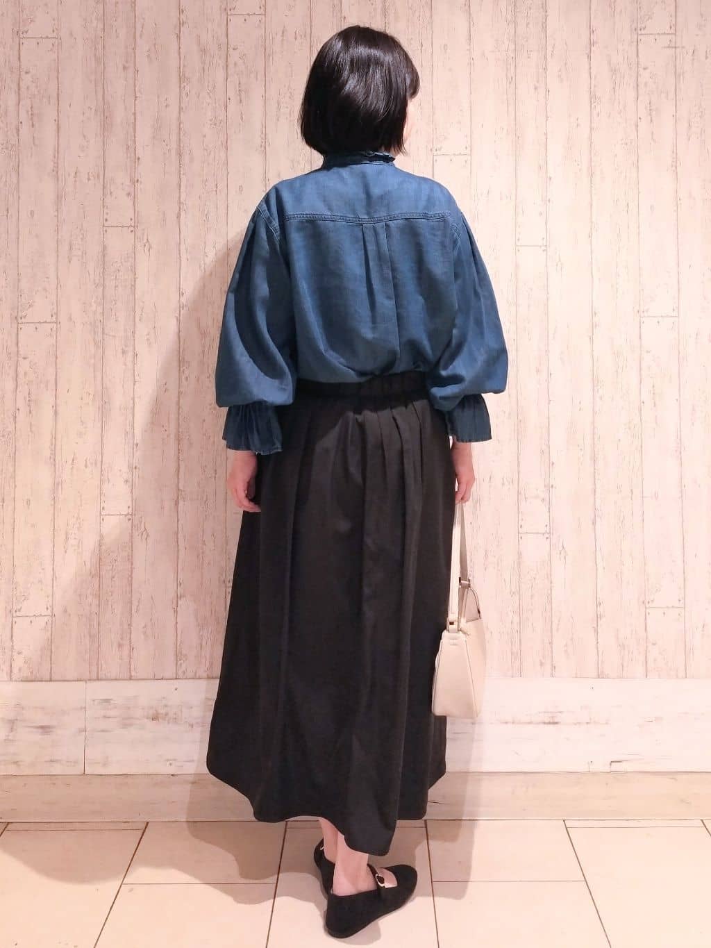 せとなさんの「index｜セルロース混デニムフリルブラウス【洗濯機OK】」を使ったコーディネート