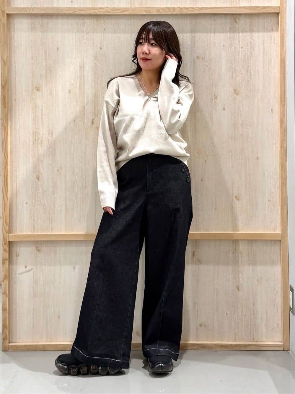 nanaさんの「THE SHOP TK｜【S-XLサイズ/上品見えが叶う】Vネックニット/洗濯機OK」を使ったコーディネート