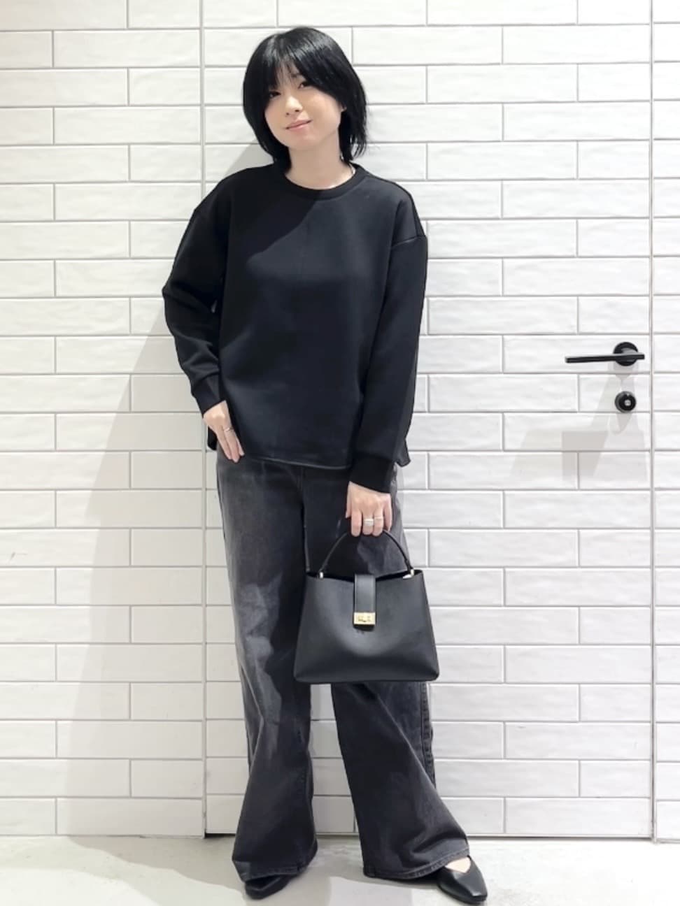しおりさんの「OPAQUE.CLIP｜リラクシーボリュームスリーブトップス【洗濯機OK】」を使ったコーディネート
