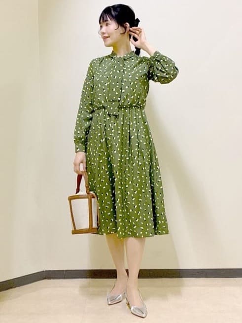 beni_gingerさんの「Reflect｜【セレモニー／通勤／おでかけに◎】フラワープリントボウタイワンピース」を使ったコーディネート