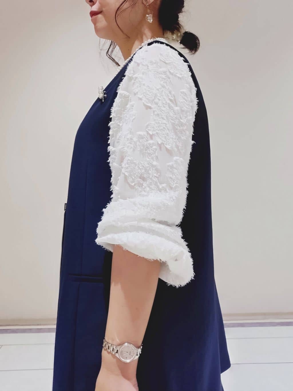 TOMOMIさんの「INDIVI｜【洗える／多機能／SETUP可】着る日傘ジレジャケット」を使ったコーディネート