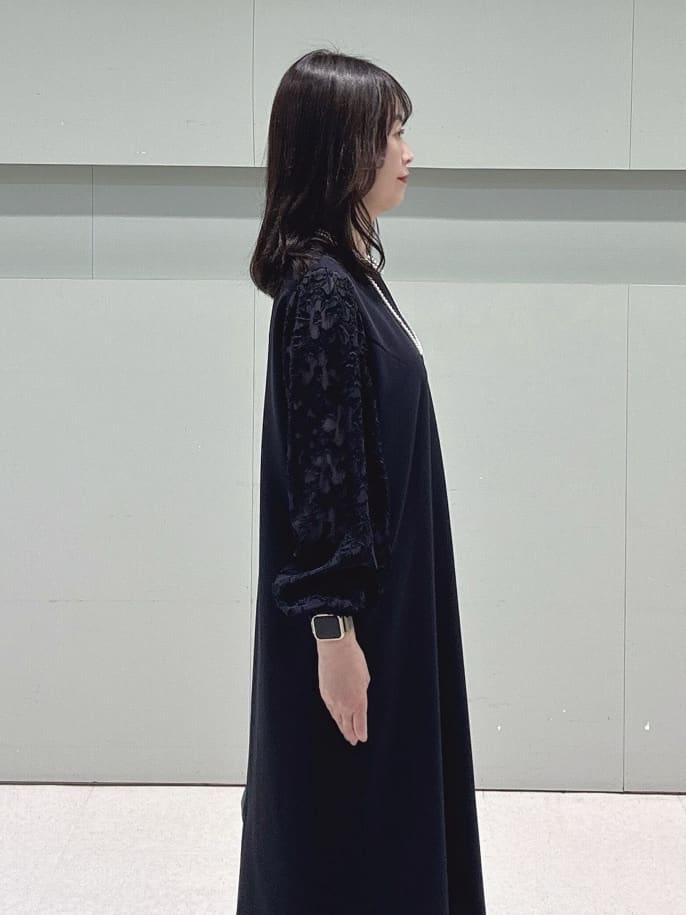 makiさんの「UNTITLED｜◆【お呼ばれドレス/洗える】カットジャカードスリーブ ワンピース」を使ったコーディネート