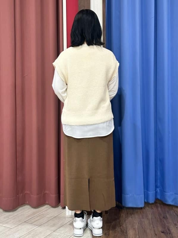 Meeさんの「SHOO･LA･RUE｜【S-LL/洗濯機可】気軽にレイヤード 前開きざっくりニットベスト」を使ったコーディネート