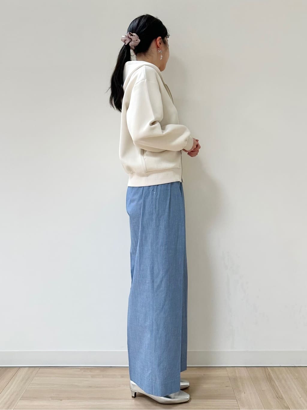 Momoさんの「Reflect｜【インナーにおすすめ◎】クルーネックレースジャージトップス」を使ったコーディネート
