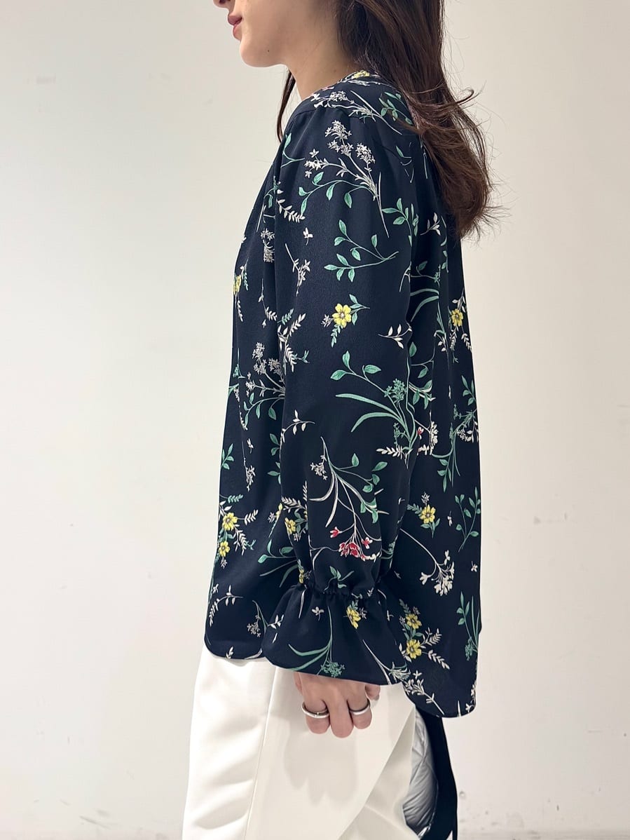 そんさんの「INDIVI｜【SETUP可能】モダンフラワー柄キャンディスリーブブラウス」を使ったコーディネート
